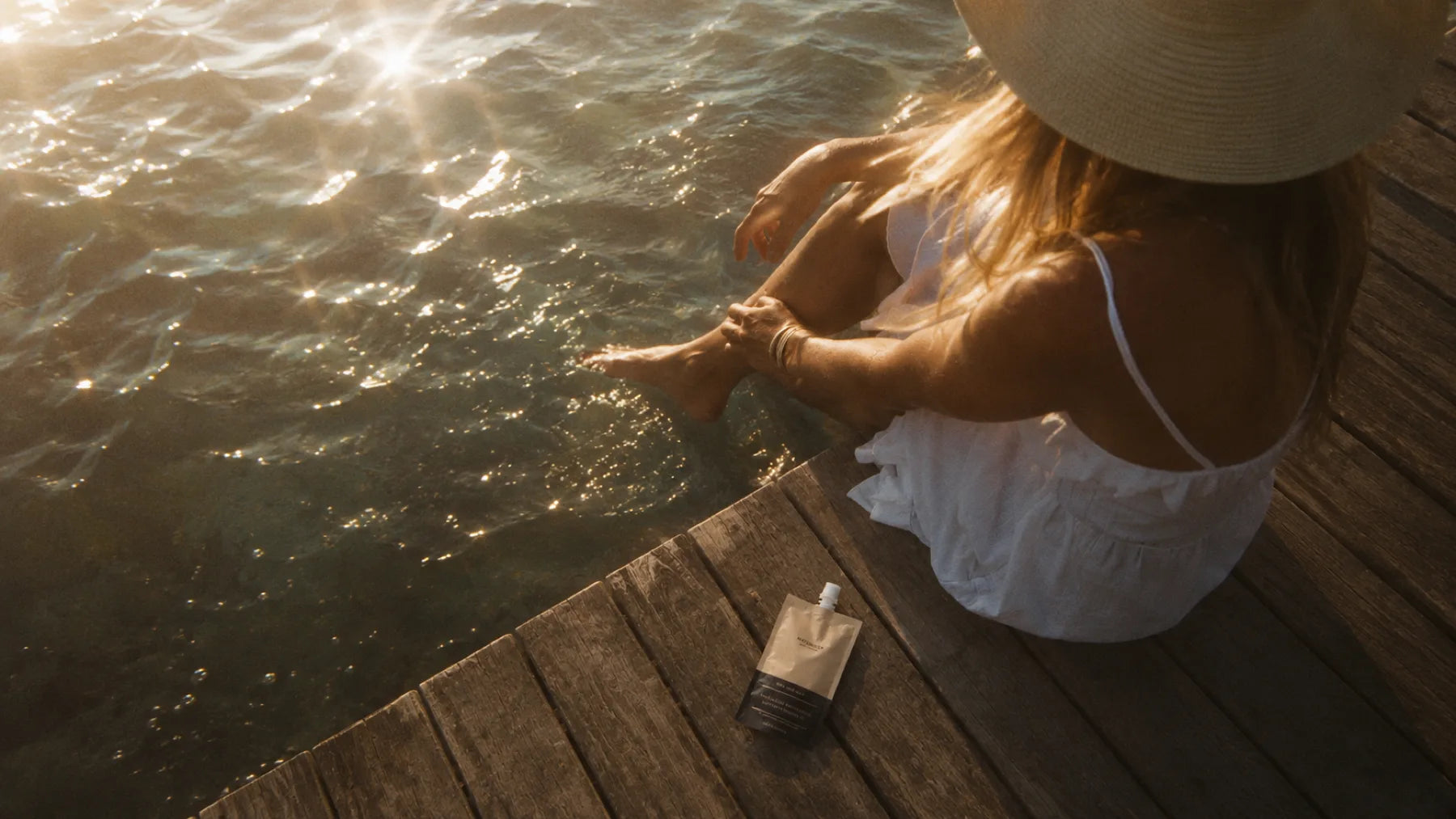 Sonniger Steg am Wasser mit NATÜRLICH Wasserbasierter Mineralischer Sonnencreme LSF30