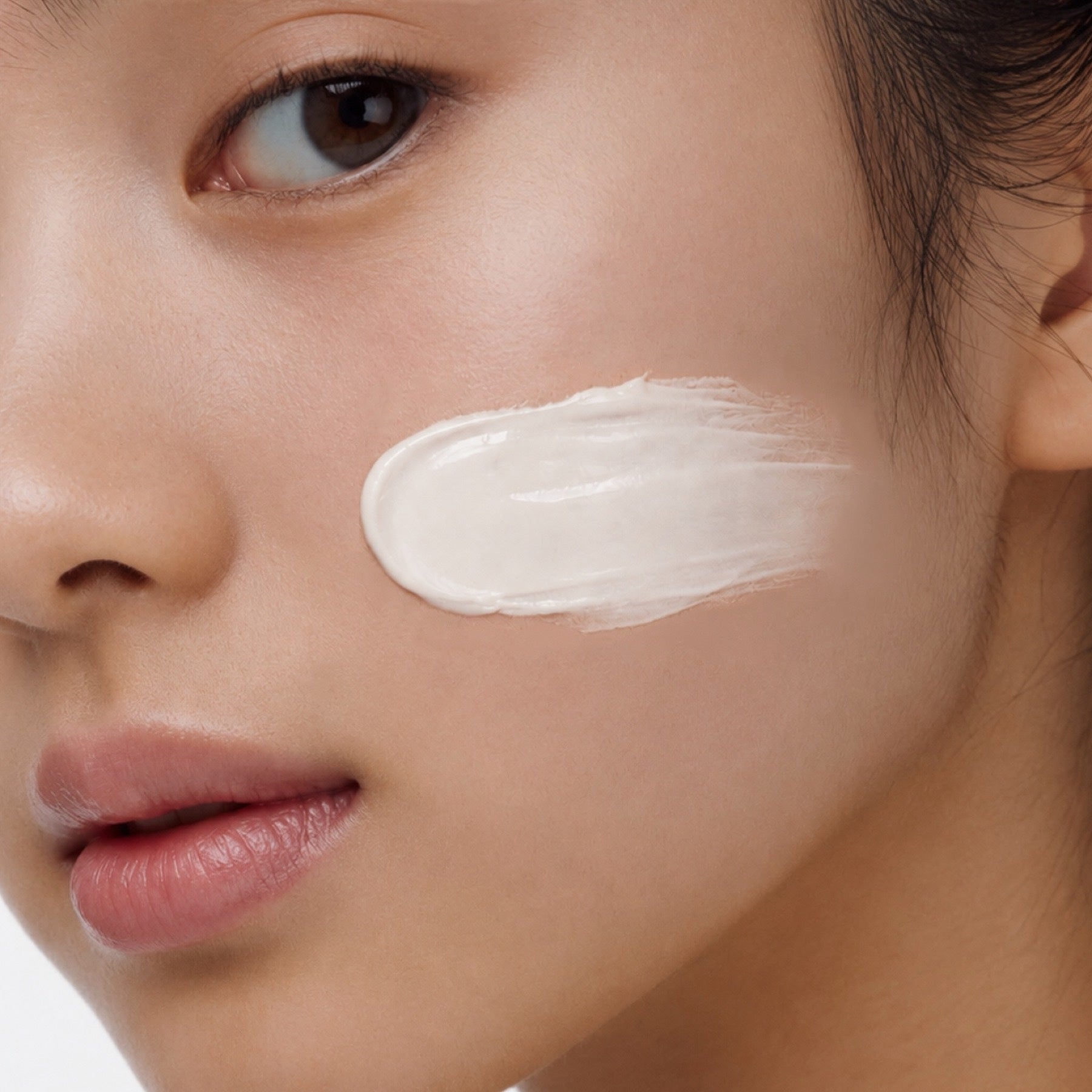 Textur von mineralischer Sonnencreme auf der Haut aufgetragen